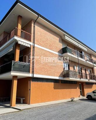 LUMINOSO QUADRILOCALE TRIPLA ESPOSIONE CON BOX AUT
