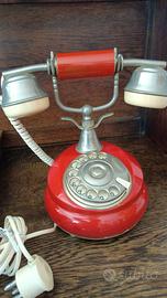 Telefono vintage fisso in legno rosso e metallo