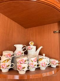 Servizio da caffè in porcellana con fiori rosa