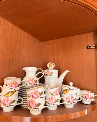 Servizio da caffè in porcellana con fiori rosa