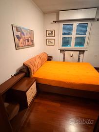 Camera matrimoniale completa: letto in legno + com