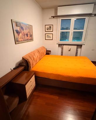 Camera matrimoniale completa: letto in legno + com