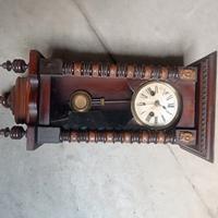 orologio a pendolo a parete