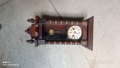 orologio a pendolo a parete