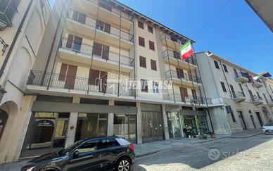 LOCALE COMMERCIALE NELLA CENTRALISSIMA VIA EDUC