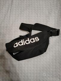 Titolo:
Marsupio Adidas nero con logo bianco – ori