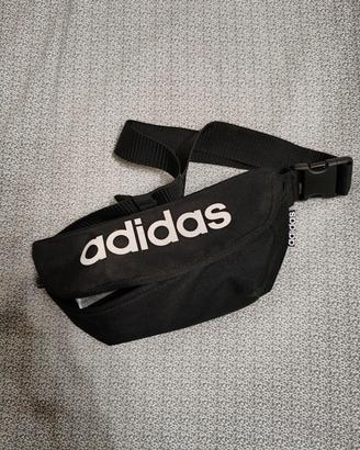 Titolo:
Marsupio Adidas nero con logo bianco – ori