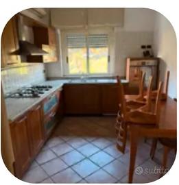 cucina con tavolo e sedia