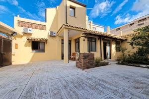 Ampia casa indipendente con cortile e terrazza