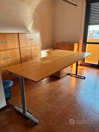 scrivania ufficio con cassettiera