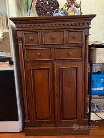 Mobile in legno con cassetti e ante stile classico