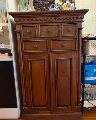 Mobile in legno con cassetti e ante stile classico