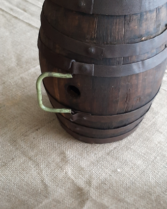 Piccola botte in legno e cerchi in ferro