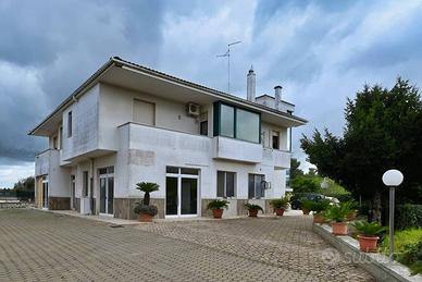 Immobile di 240 m² a Castellana Grotte