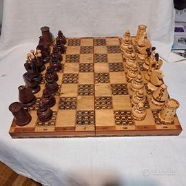 Scacchiera e scacchi  in legno vintage 