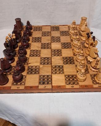 Scacchiera e scacchi  in legno vintage 