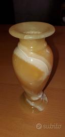 Vaso in onice giallo e bianco