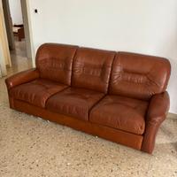 Divano in pelle e due poltrone