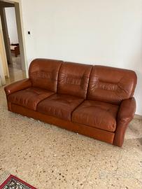 Divano in pelle e due poltrone