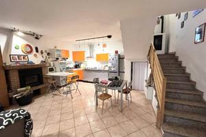 Casa indipendente di 361 m² con più di 5 locali e 