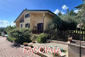 Villa con piscina e campo da tennis