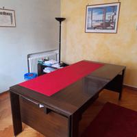 scrivania con cassettiera e prolunga laterale