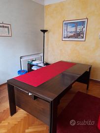 scrivania con cassettiera e prolunga laterale