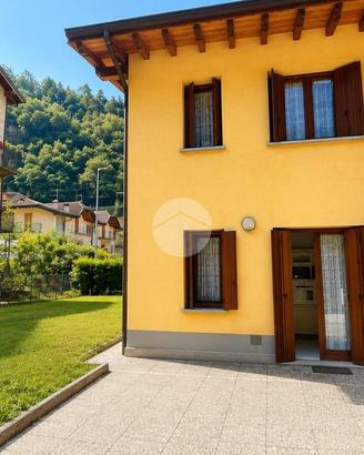 VILLA A SCHIERA D'ANGOLO A BRENO