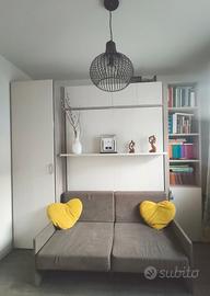 Armadio con letto a scomparsa e divano