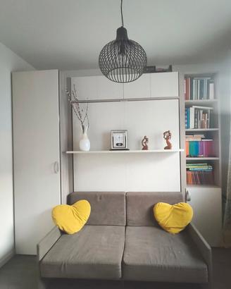 Armadio con letto a scomparsa e divano