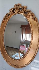 Grande specchio ovale vintage in legno dorato