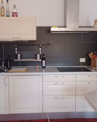 Cucina IKEA in legno con penisola e sgabelli