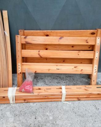 letto in legno con doghe Flexa,