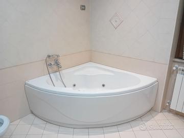 Vasca idromassaggio angolare