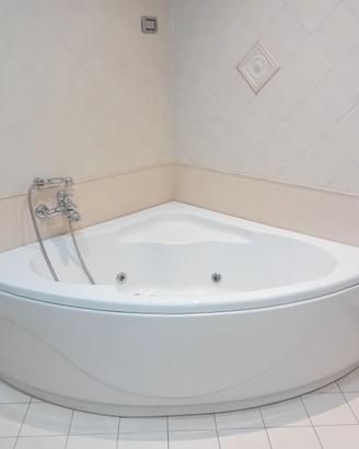 Vasca idromassaggio angolare
