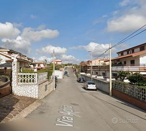 Pomezia trilocale con posto auto riservato