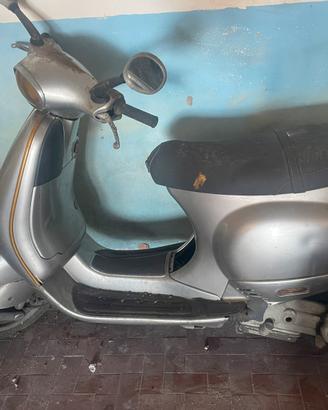 SCOOTER N.3 PIAGGIO  , 2VESPA 150 E MP3-- 600 EURO