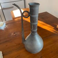 Anfora in peltro con lungo beccuccio