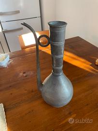 Anfora in peltro con lungo beccuccio