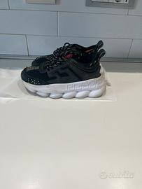 Scarpe nere e bianche