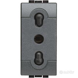 STOCK N° 90 PRESA BIVALENTE 10/16A BTICINO L4180