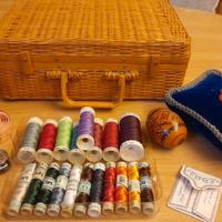 Set cucito vintage con cestino vimini e accessori