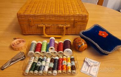 Set cucito vintage con cestino vimini e accessori