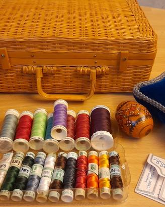 Set cucito vintage con cestino vimini e accessori
