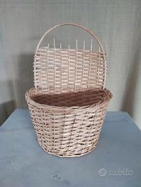 Cesto in rattan intrecciato