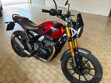 Triumph Scrambler 400X con accessori. 3850 km