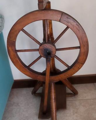 Antico filarello in legno di noce