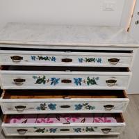 Mobile antico in decoupage