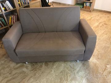 divano in tessuto grigio due posti