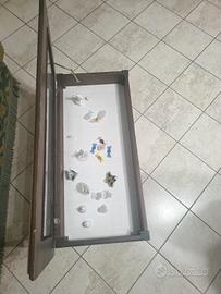 Tavolino vetrina in legno con piano in vetro aprib